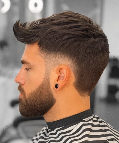 Structured side sweep with a gradual arc and tidy sideburn.